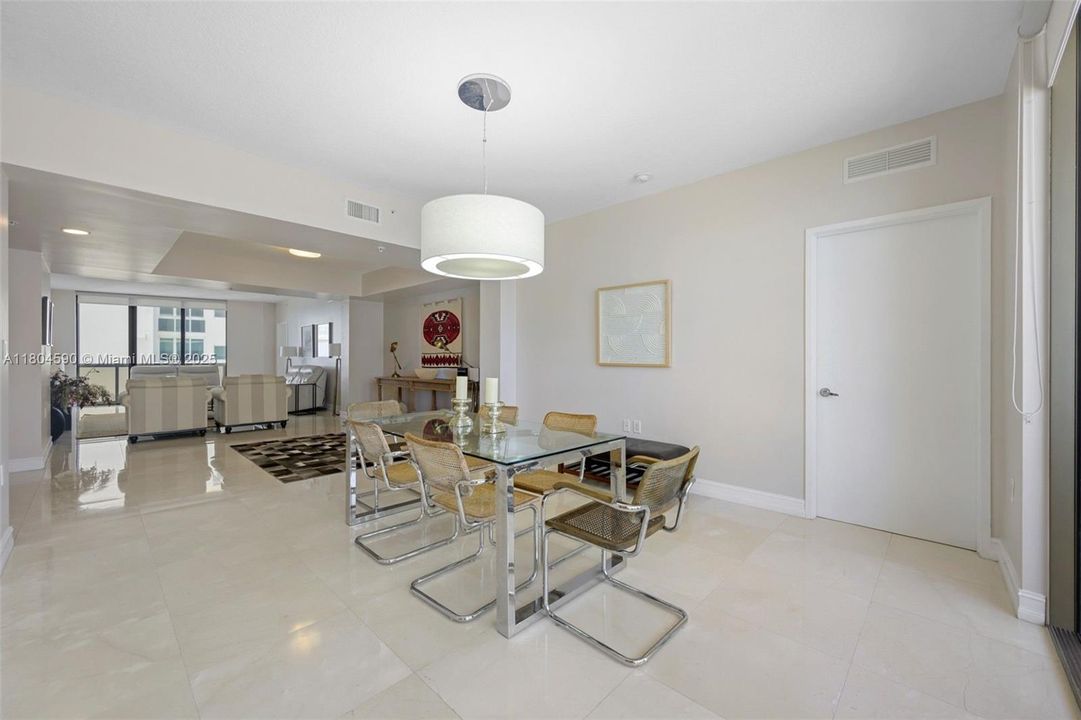 На продажу: $1,095,000 (2 спален, 2 ванн, 1798 Квадратных фут)