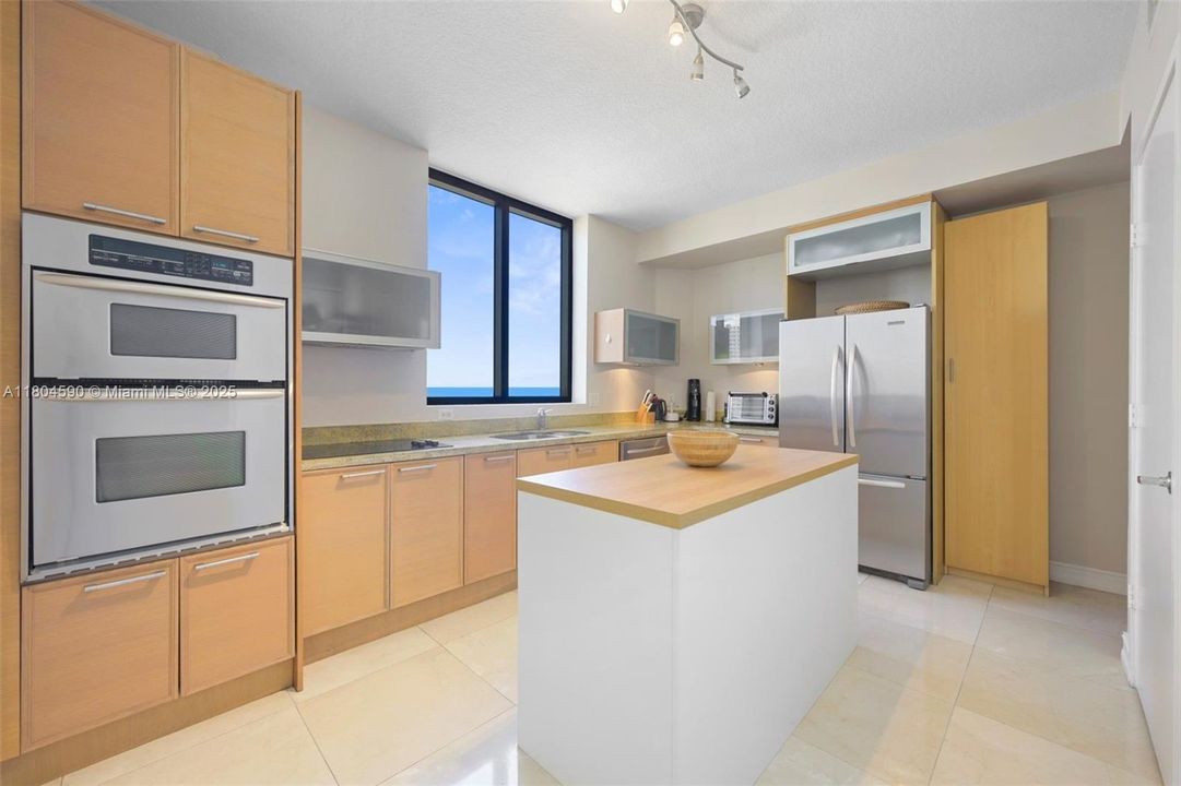 На продажу: $1,095,000 (2 спален, 2 ванн, 1798 Квадратных фут)