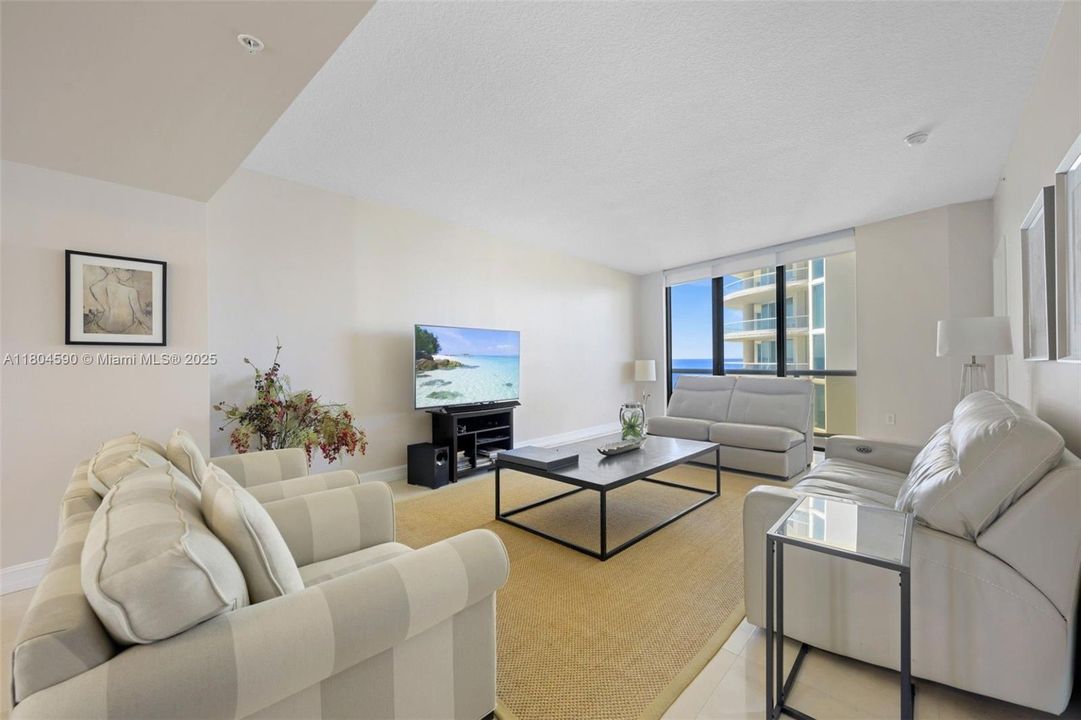 На продажу: $1,095,000 (2 спален, 2 ванн, 1798 Квадратных фут)