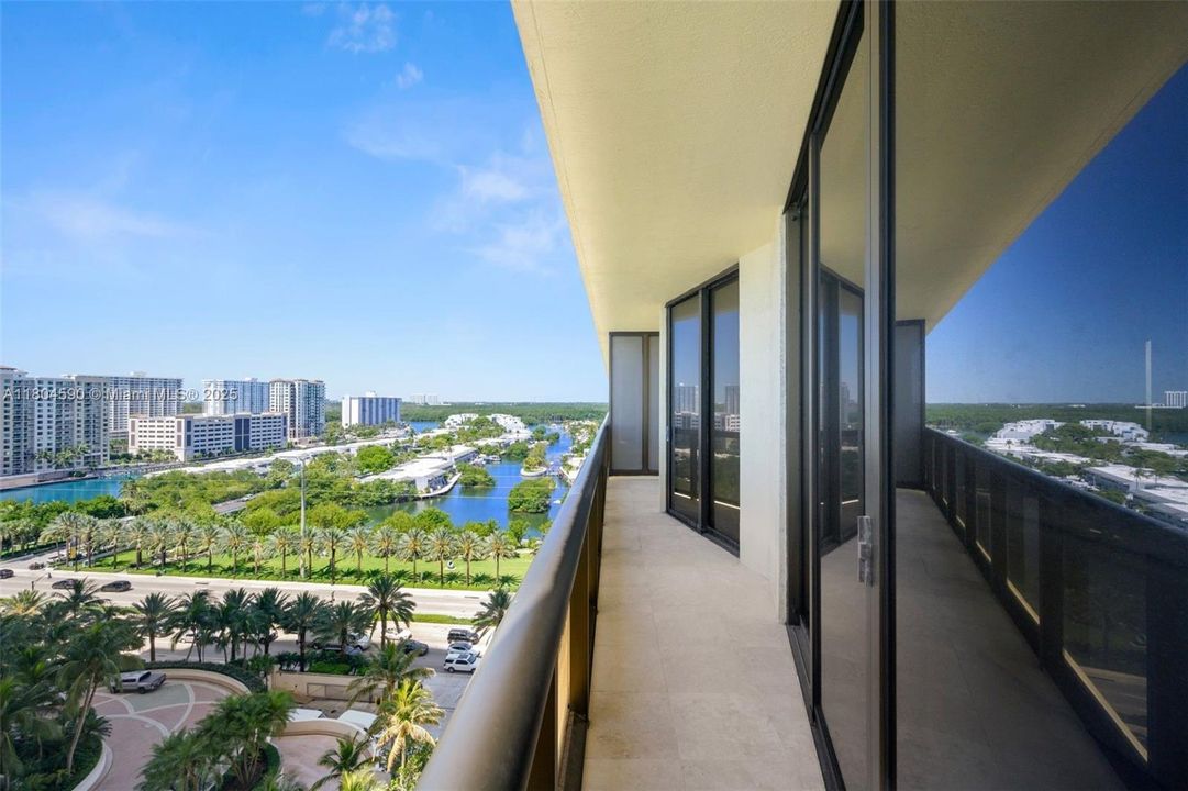 На продажу: $1,095,000 (2 спален, 2 ванн, 1798 Квадратных фут)