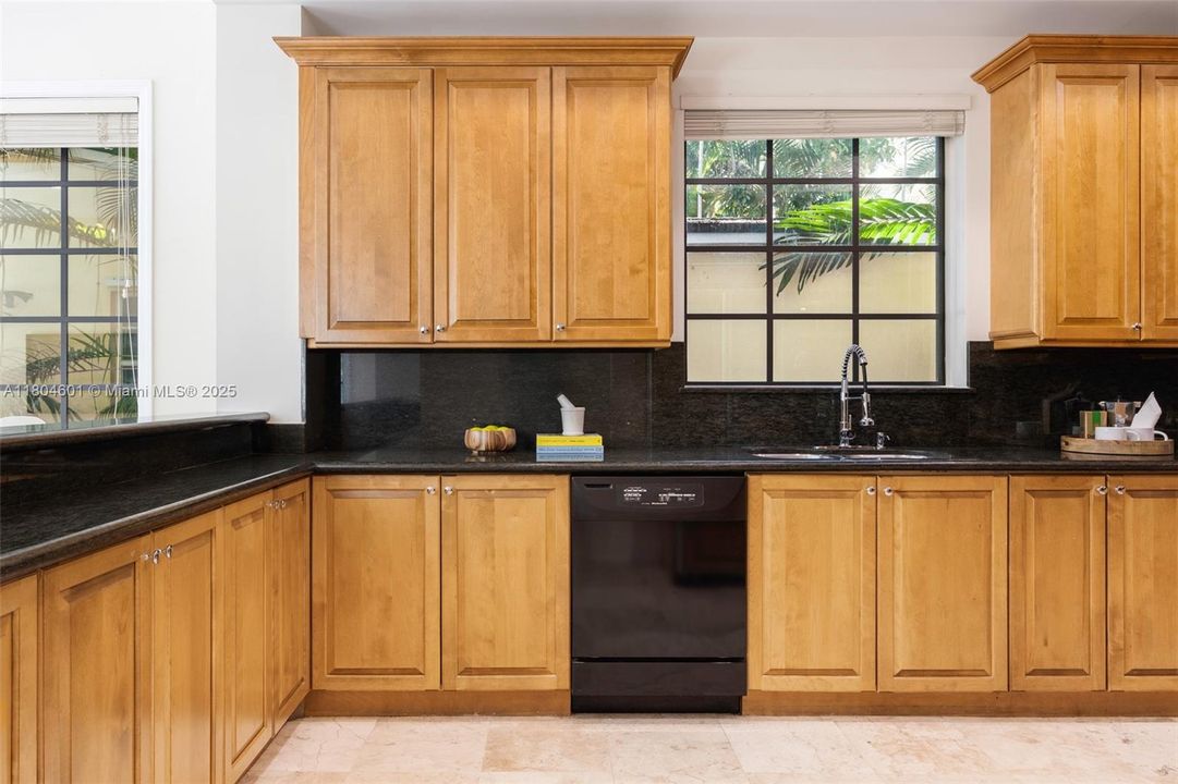 En Venta: $3,445,000 (5 camas, 4 baños, 3703 Pies cuadrados)