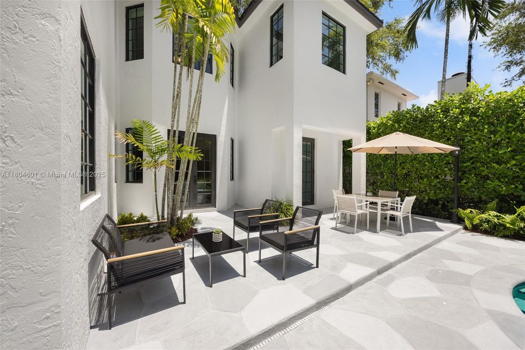 En Venta: $3,445,000 (5 camas, 4 baños, 3703 Pies cuadrados)