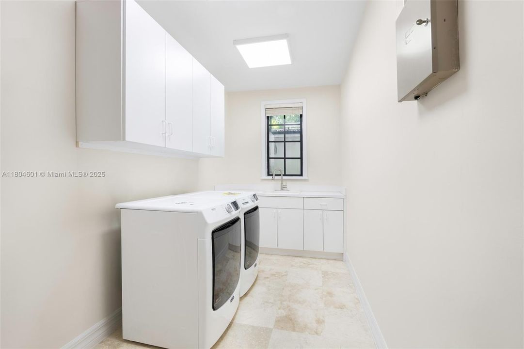 En Venta: $3,445,000 (5 camas, 4 baños, 3703 Pies cuadrados)