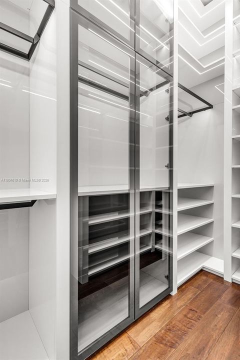 Active With Contract: $2,300,000 (5 beds, 6 baths, 4452 Square Feet)