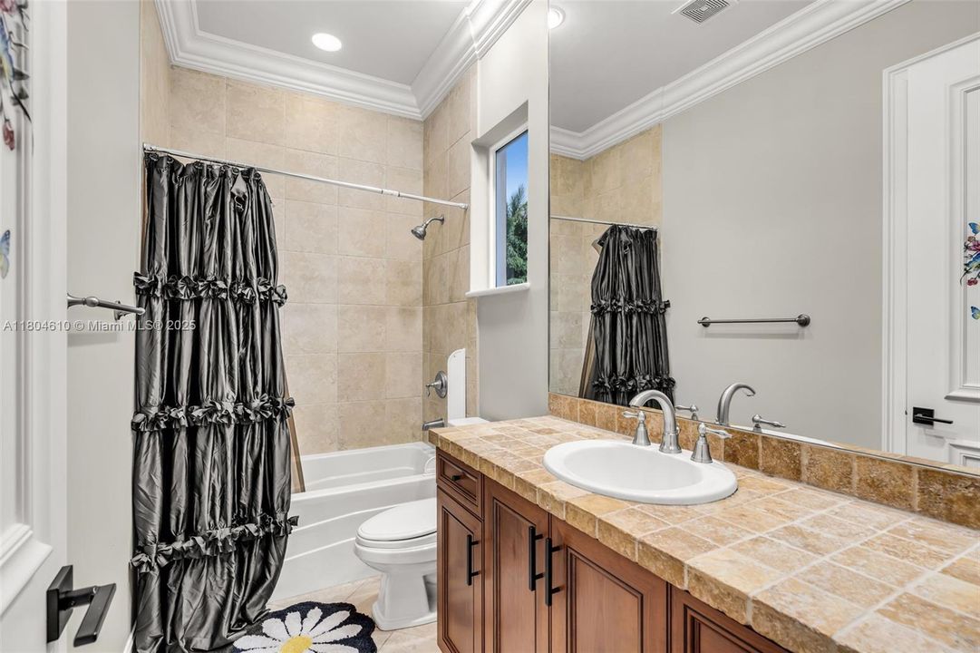 Active With Contract: $2,300,000 (5 beds, 6 baths, 4452 Square Feet)