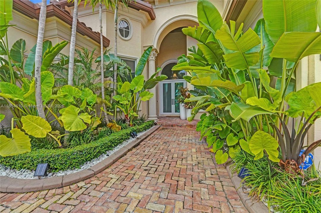 Active With Contract: $2,300,000 (5 beds, 6 baths, 4452 Square Feet)