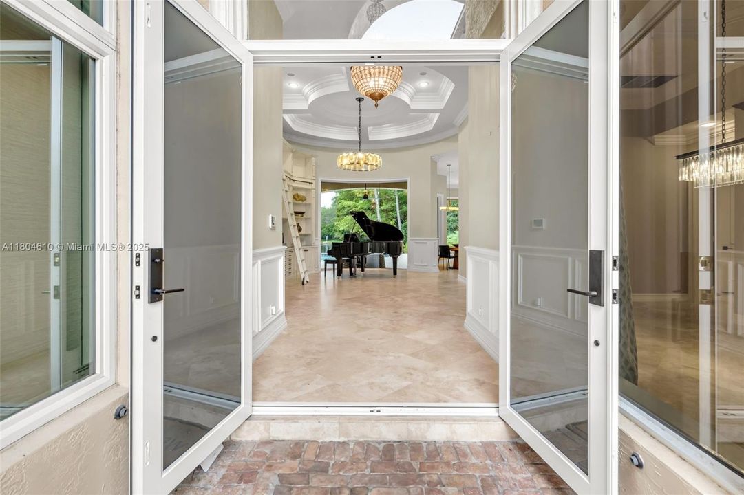 Active With Contract: $2,300,000 (5 beds, 6 baths, 4452 Square Feet)