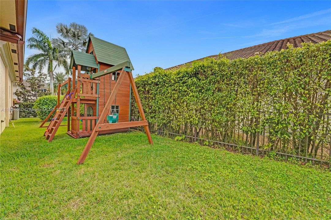 Active With Contract: $2,300,000 (5 beds, 6 baths, 4452 Square Feet)