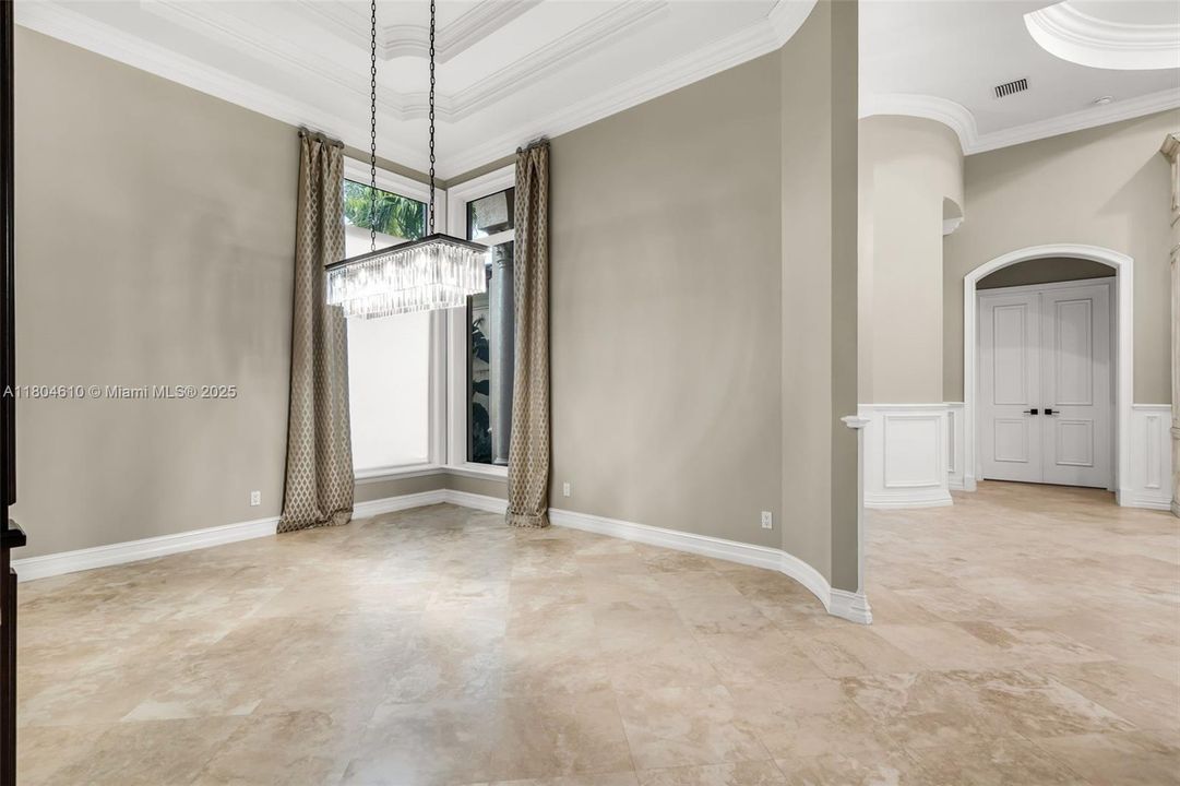 Active With Contract: $2,300,000 (5 beds, 6 baths, 4452 Square Feet)