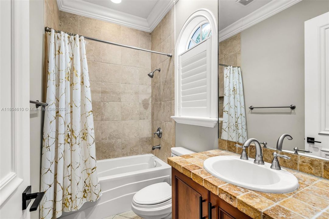 Active With Contract: $2,300,000 (5 beds, 6 baths, 4452 Square Feet)