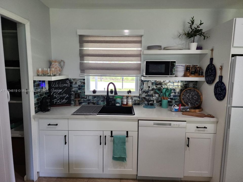 На продажу: $245,000 (2 спален, 2 ванн, 973 Квадратных фут)