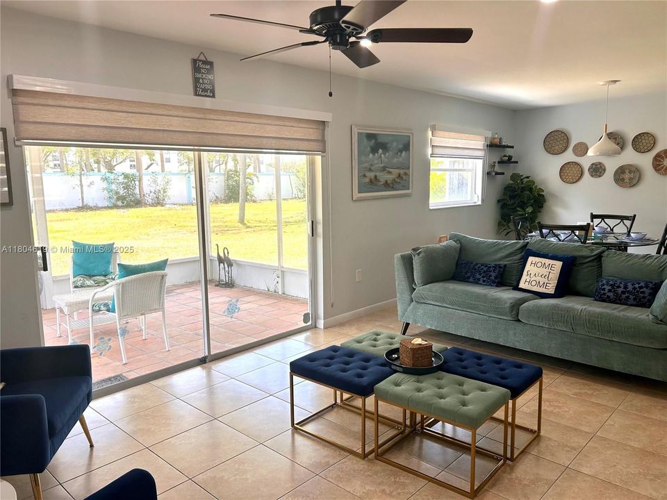 На продажу: $245,000 (2 спален, 2 ванн, 973 Квадратных фут)