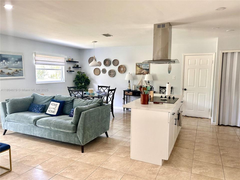 На продажу: $245,000 (2 спален, 2 ванн, 973 Квадратных фут)