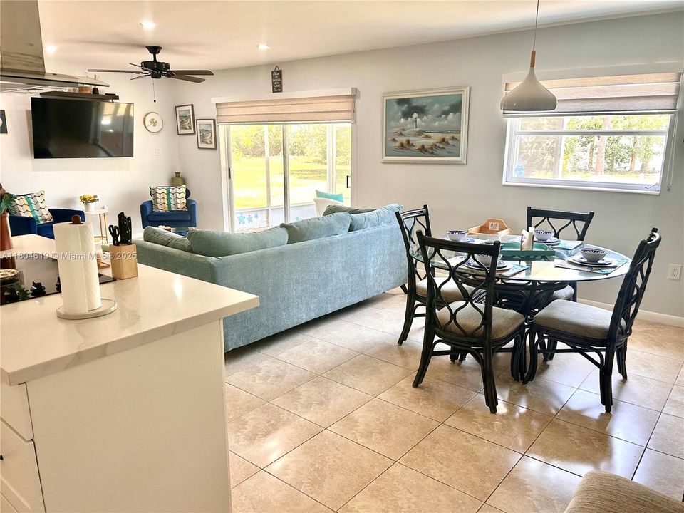 На продажу: $245,000 (2 спален, 2 ванн, 973 Квадратных фут)