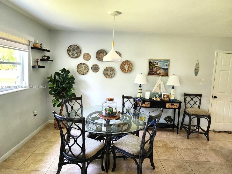 На продажу: $245,000 (2 спален, 2 ванн, 973 Квадратных фут)