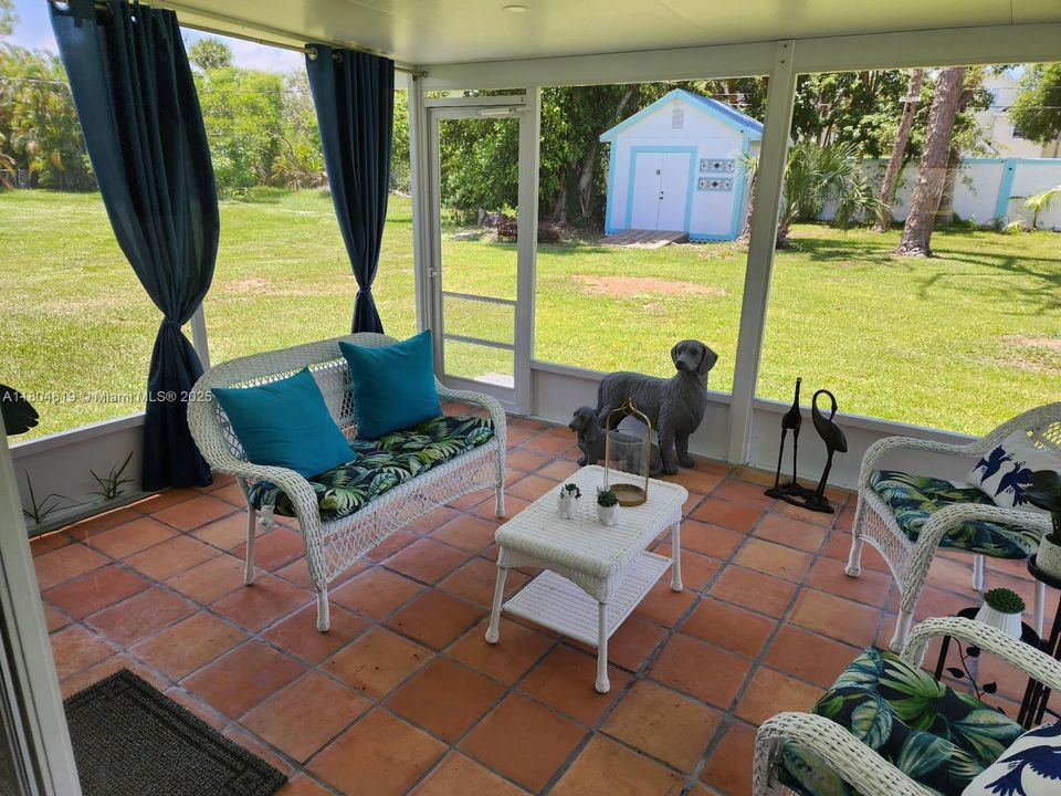 На продажу: $245,000 (2 спален, 2 ванн, 973 Квадратных фут)