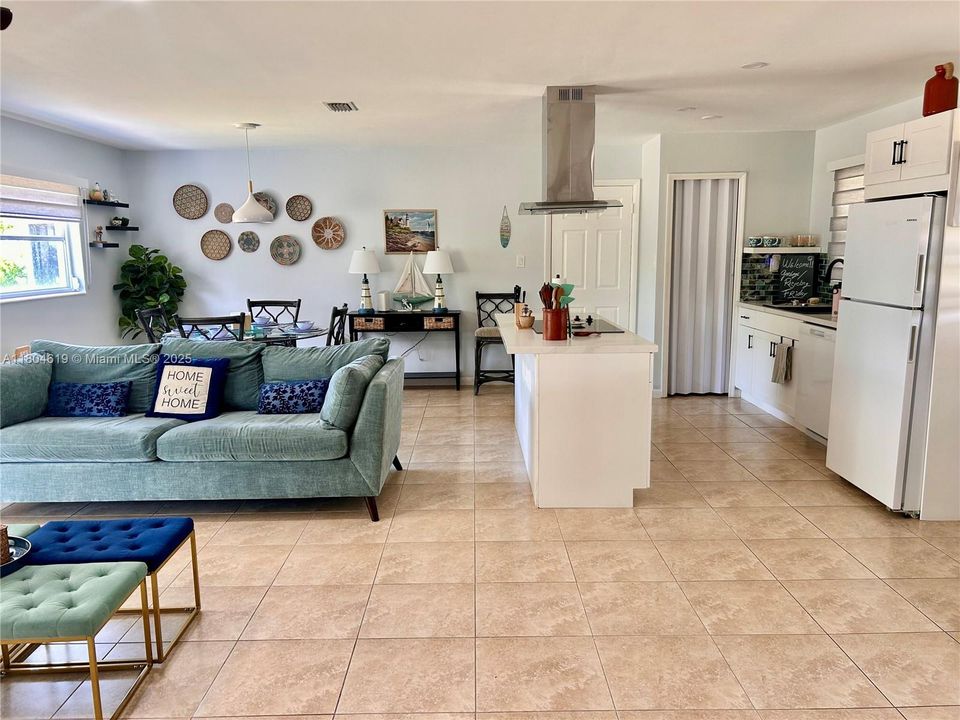 На продажу: $245,000 (2 спален, 2 ванн, 973 Квадратных фут)