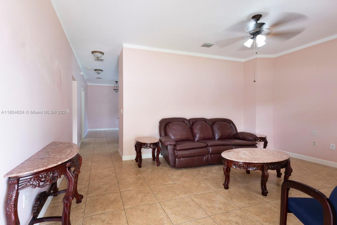 Vendido Recientemente: $550,000 (2 camas, 2 baños, 1261 Pies cuadrados)