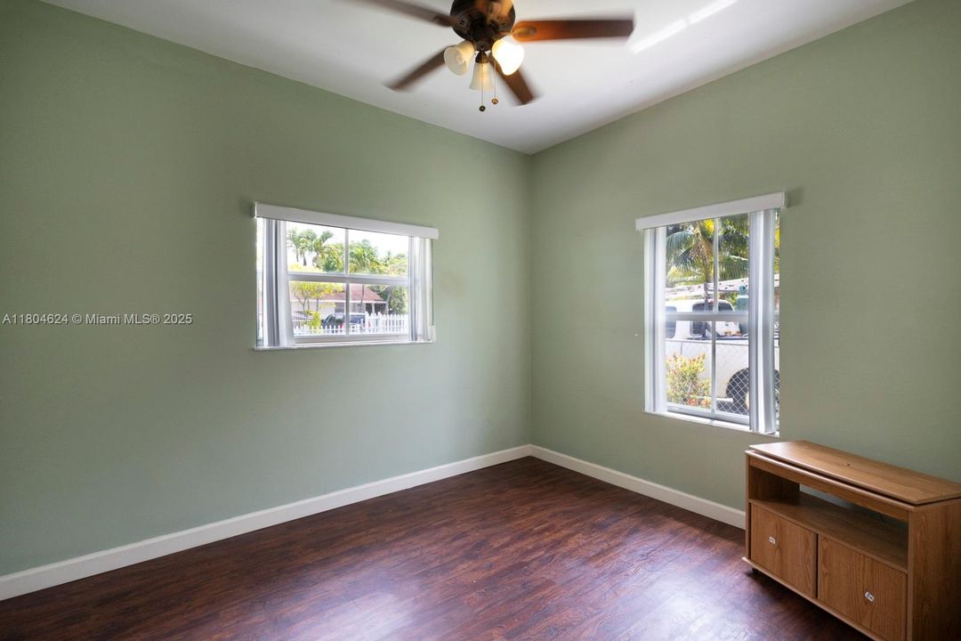 Vendido Recientemente: $550,000 (2 camas, 2 baños, 1261 Pies cuadrados)