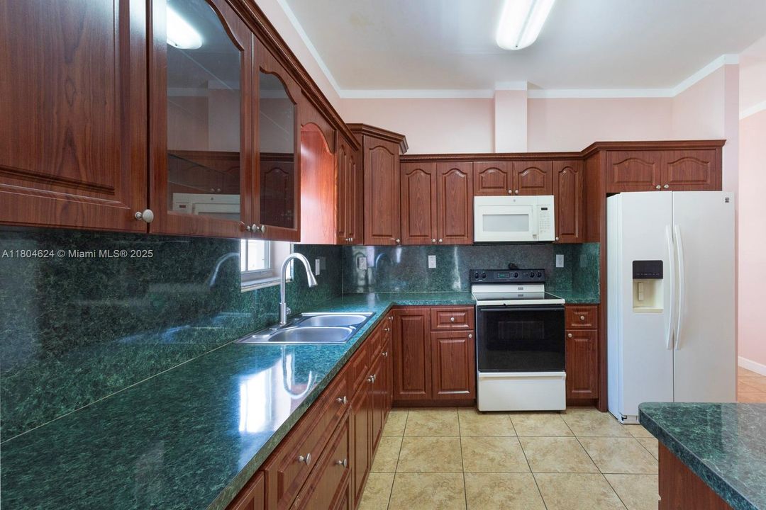 Vendido Recientemente: $550,000 (2 camas, 2 baños, 1261 Pies cuadrados)