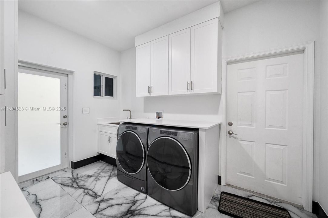 На продажу: $3,625,000 (5 спален, 4 ванн, 3854 Квадратных фут)