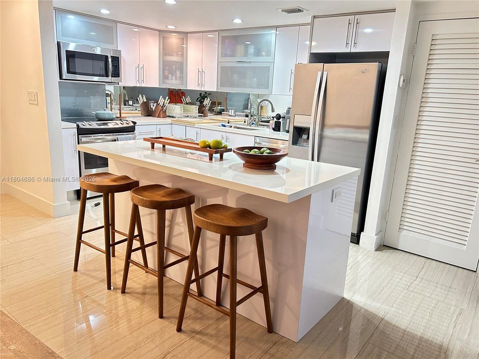 For Sale: $549,000 (1 beds, 1 baths, 804 Square Feet)