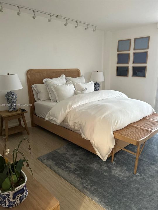 For Sale: $549,000 (1 beds, 1 baths, 804 Square Feet)