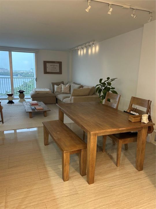 For Sale: $549,000 (1 beds, 1 baths, 804 Square Feet)