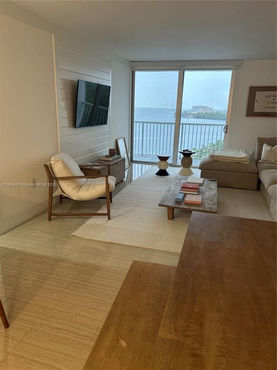 For Sale: $549,000 (1 beds, 1 baths, 804 Square Feet)