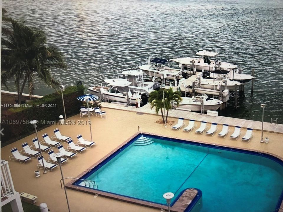 For Sale: $549,000 (1 beds, 1 baths, 804 Square Feet)