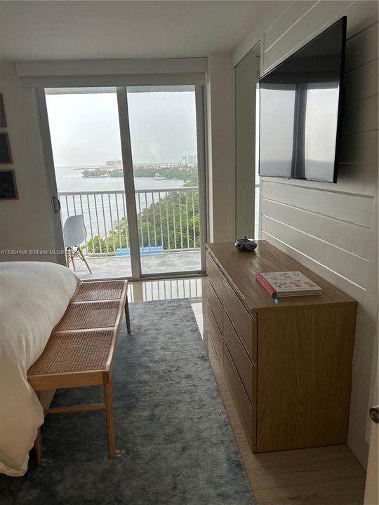 For Sale: $549,000 (1 beds, 1 baths, 804 Square Feet)