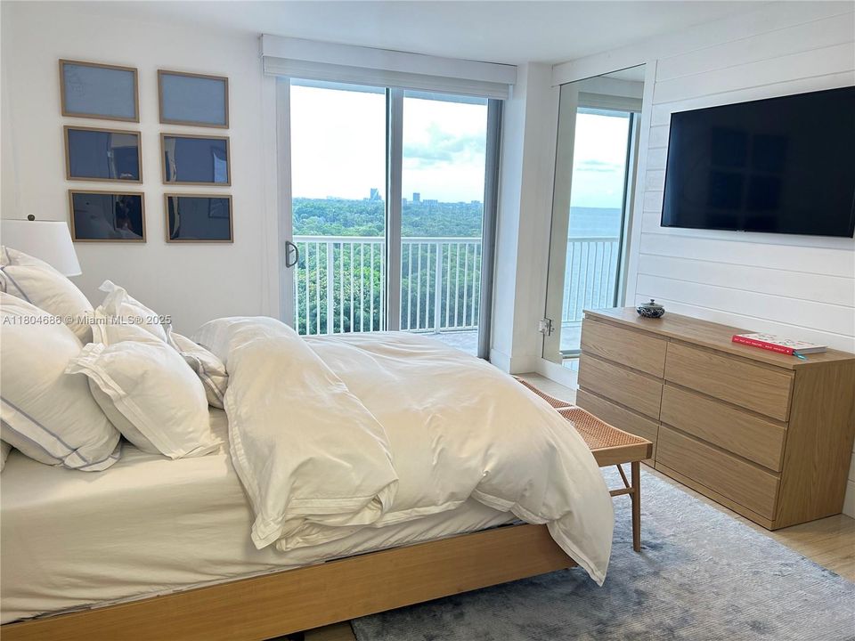 For Sale: $549,000 (1 beds, 1 baths, 804 Square Feet)