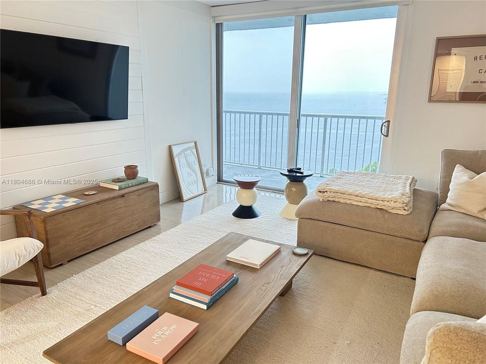 For Sale: $549,000 (1 beds, 1 baths, 804 Square Feet)