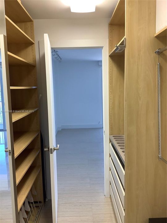 For Sale: $549,000 (1 beds, 1 baths, 804 Square Feet)