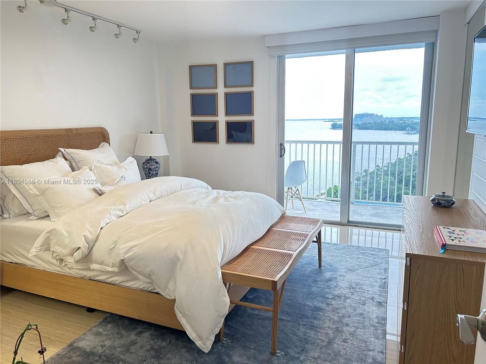 For Sale: $549,000 (1 beds, 1 baths, 804 Square Feet)