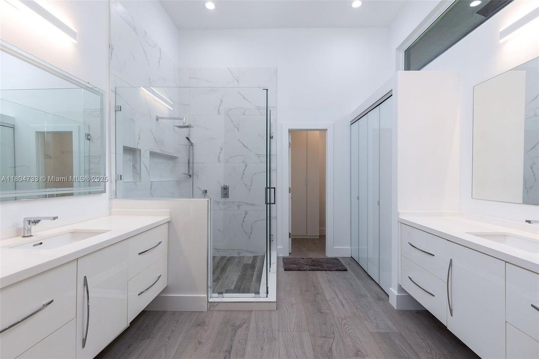 Recently Sold: $899,000 (4 beds, 4 baths, 2684 Square Feet)