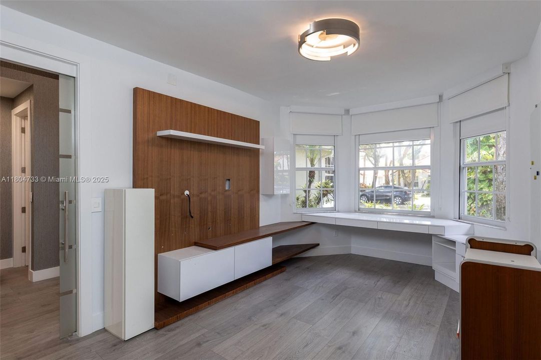 Recently Sold: $899,000 (4 beds, 4 baths, 2684 Square Feet)