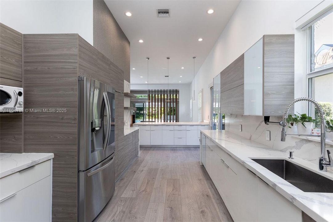 Recently Sold: $899,000 (4 beds, 4 baths, 2684 Square Feet)