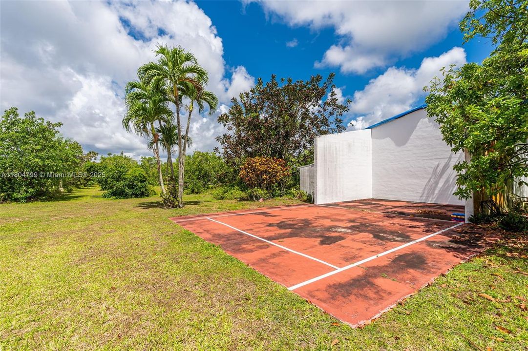 Recently Sold: $2,150,000 (5 beds, 3 baths, 3703 Square Feet)