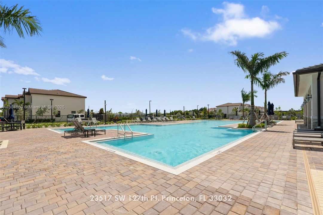 Recently Sold: $395,000 (3 beds, 3 baths, 1328 Square Feet)