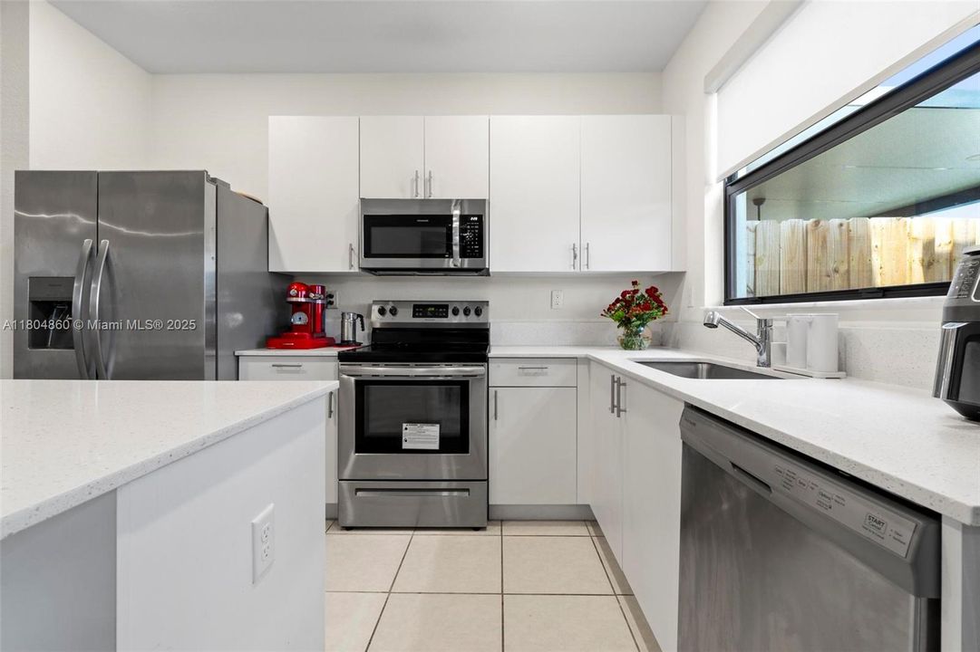 Recently Sold: $395,000 (3 beds, 3 baths, 1328 Square Feet)