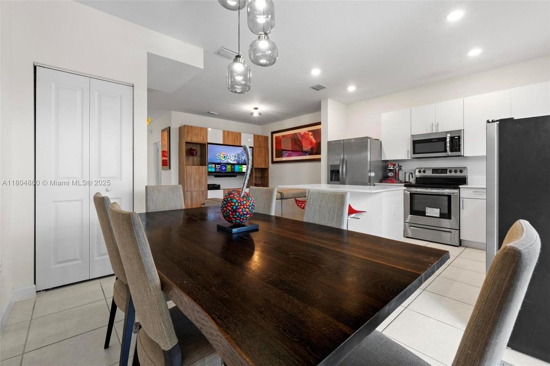 Recently Sold: $395,000 (3 beds, 3 baths, 1328 Square Feet)