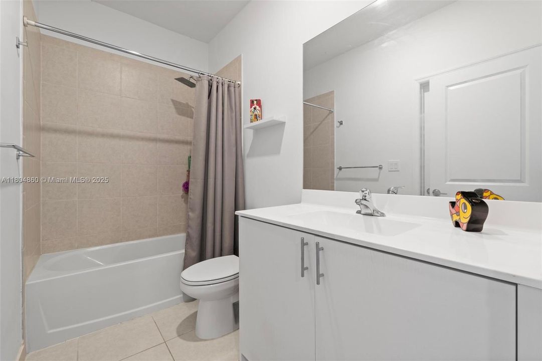 Spacious & functional bathroom: perfect for guests and daily use.