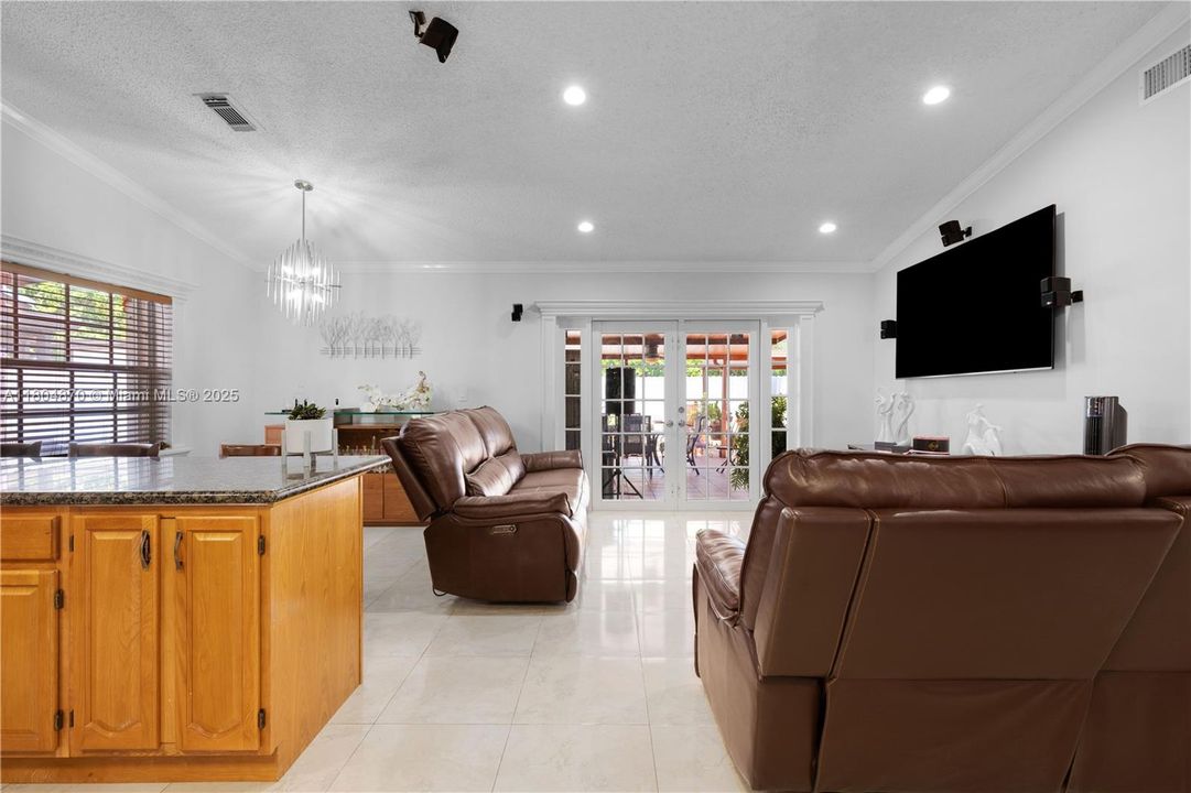 For Sale: $549,900 (3 beds, 2 baths, 1306 Square Feet)