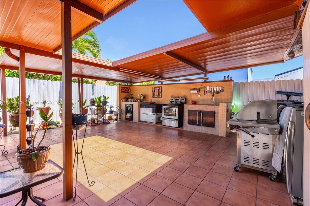 For Sale: $549,900 (3 beds, 2 baths, 1306 Square Feet)