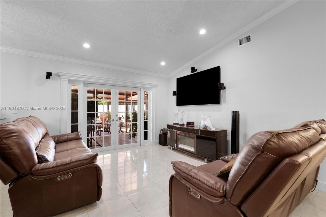 For Sale: $549,900 (3 beds, 2 baths, 1306 Square Feet)