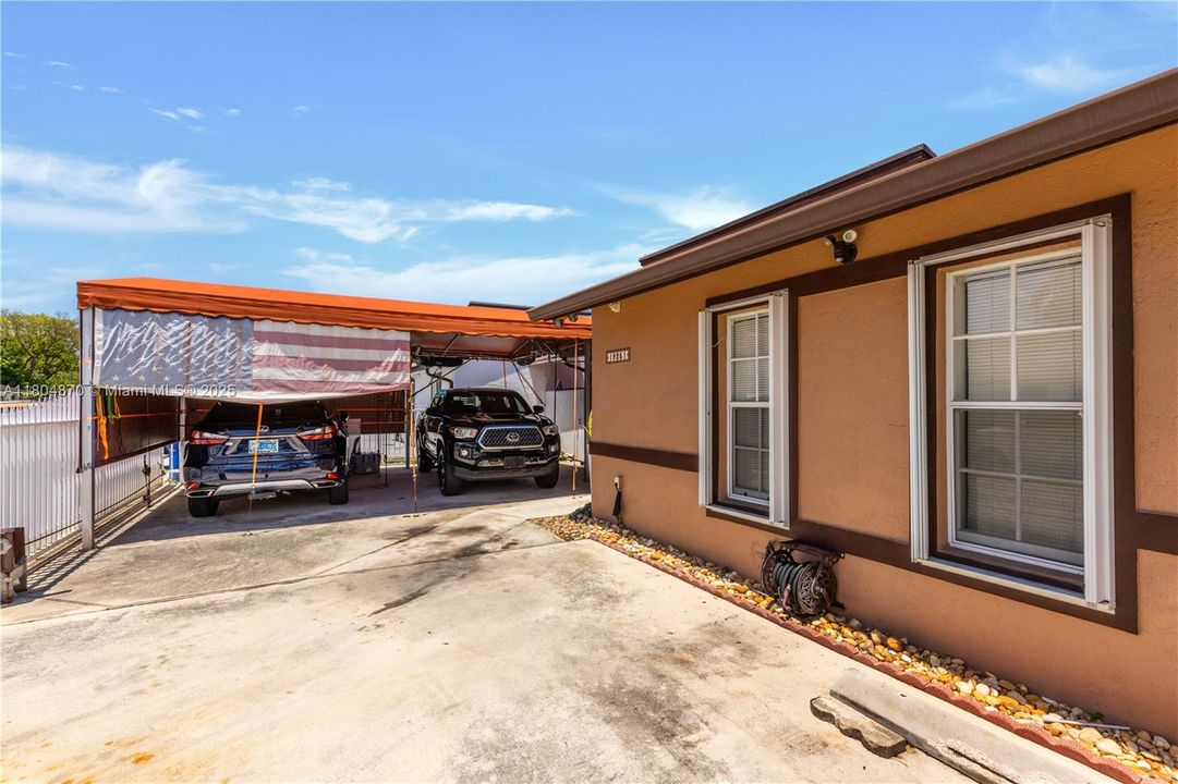 For Sale: $549,900 (3 beds, 2 baths, 1306 Square Feet)