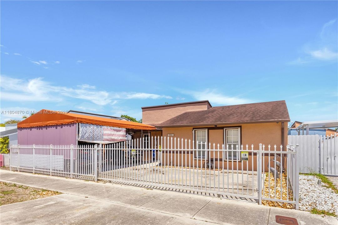 For Sale: $549,900 (3 beds, 2 baths, 1306 Square Feet)