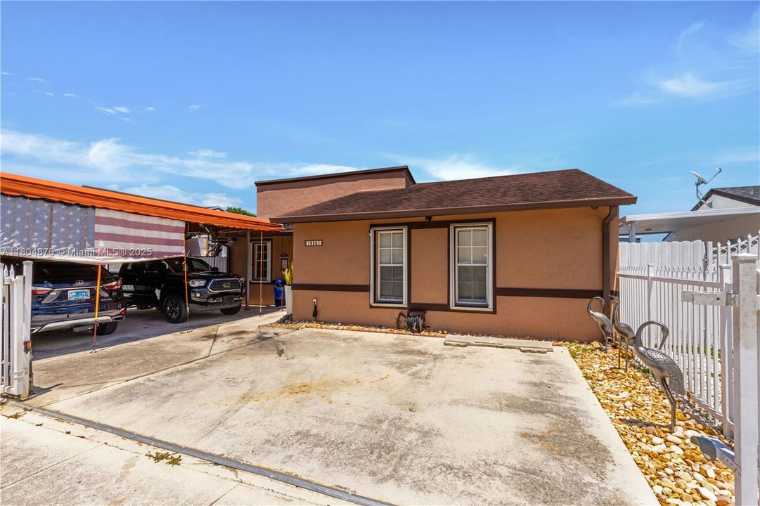 For Sale: $549,900 (3 beds, 2 baths, 1306 Square Feet)