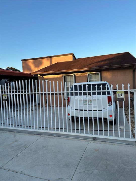 For Sale: $549,900 (3 beds, 2 baths, 1306 Square Feet)